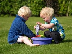 children play in the pelvis