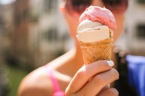 Ice Cream in girlâs hand