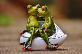 figure of green frogs in love
