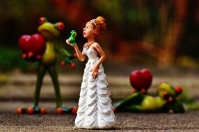 figure of the bride against the background of frogs