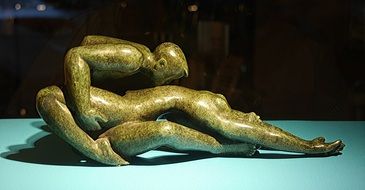 sculpture of lovers at an exhibition in Starnberg