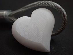 Heart form in wire noose