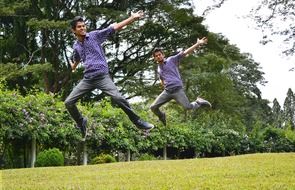 men jump in sri lanka