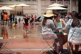 children play in the spray fountain