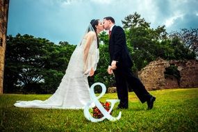 newlyweds on a photo shoot in a sunny park