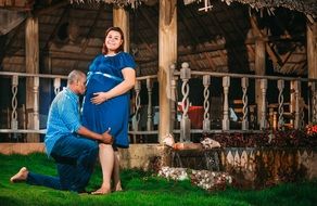 man kissing pregnant belly