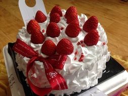 Cake with the cream and strawberries