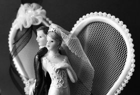 statue of the bride and groom in black and white background