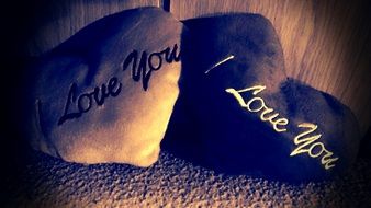 Love you text on the stone