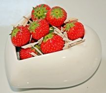 strawberries in the porcelain vase