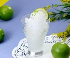 drink with ice and lime