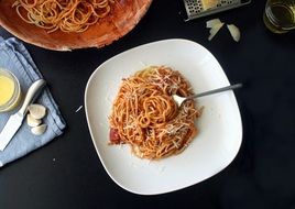 traditional spaghetti with cheese sauce