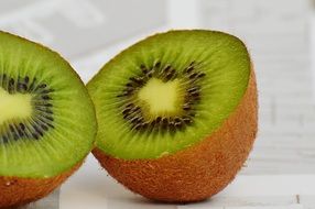 cut in half kiwi fruit