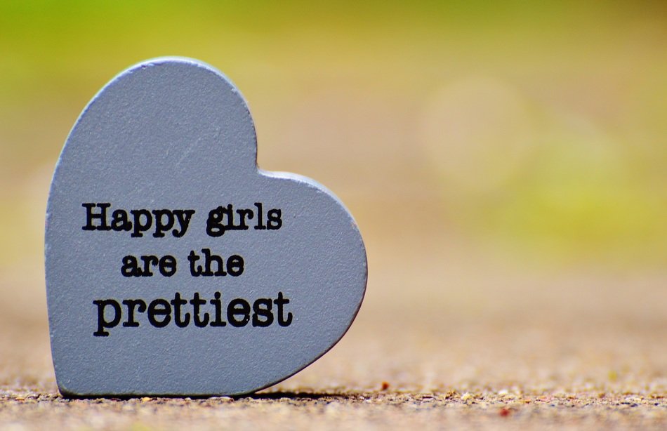 'Happy girls are the prettiest' text on the heart
