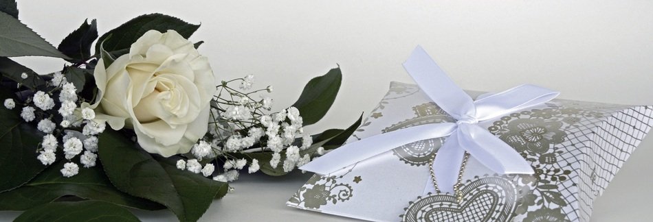 banner rose and small gift box