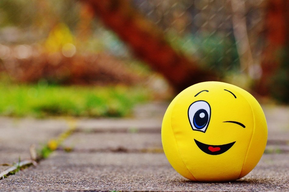 yellow winking smiley on the footpath