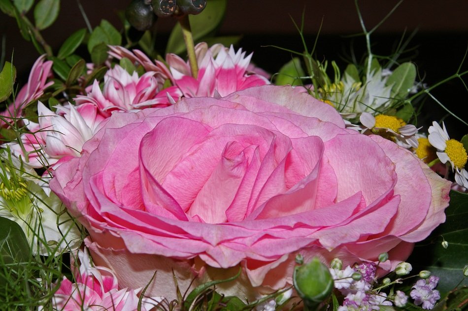Bouquet with big pink Rose in center