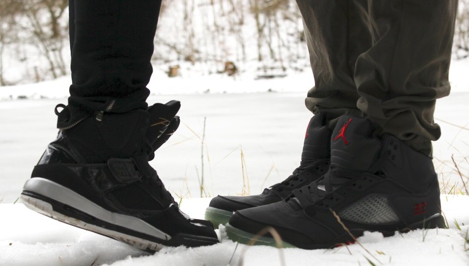 lovers feet on the snow