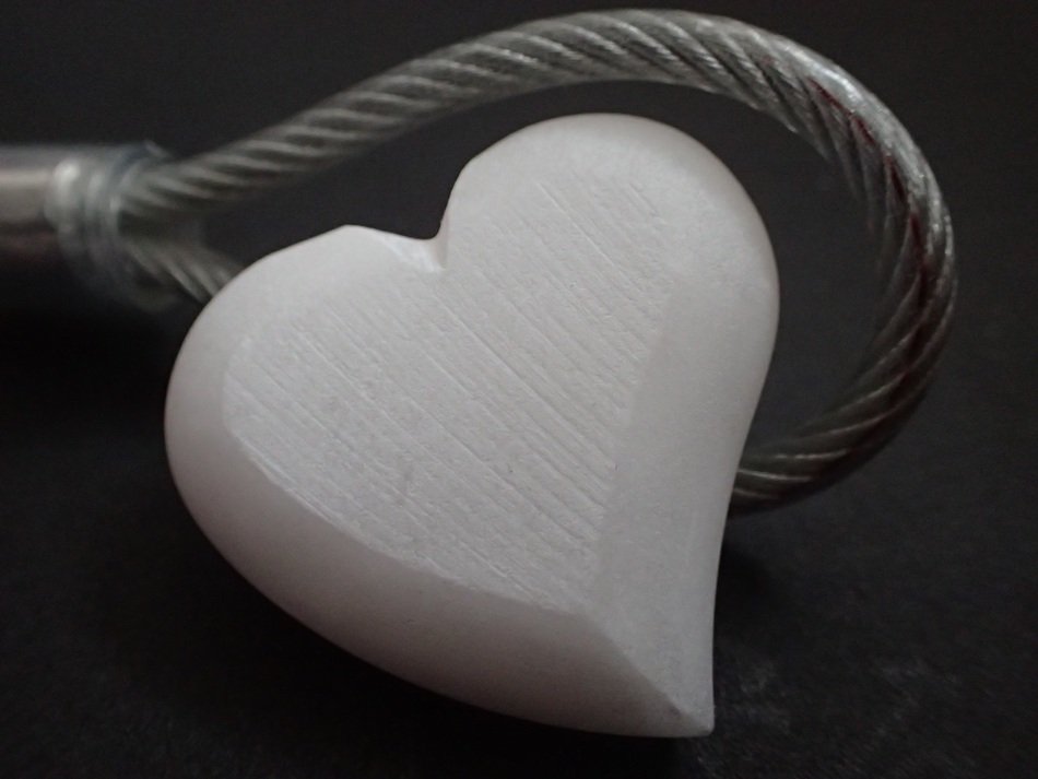 Heart form in wire noose