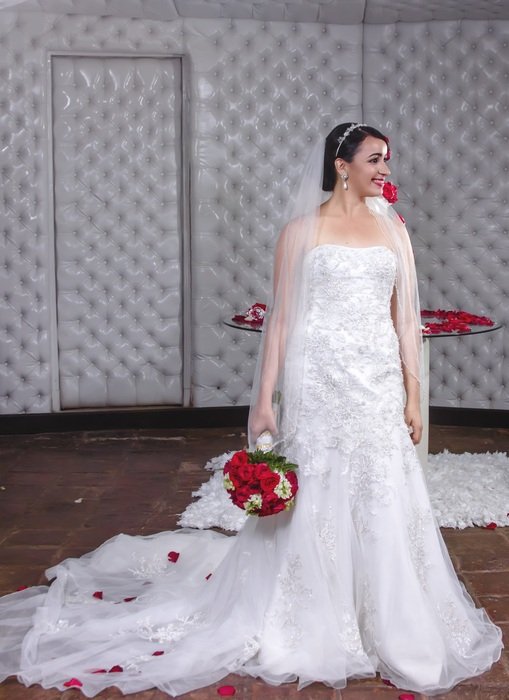 beatuful bride in white wedding dress