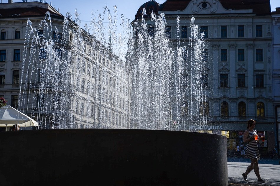 the water spray from the fountain