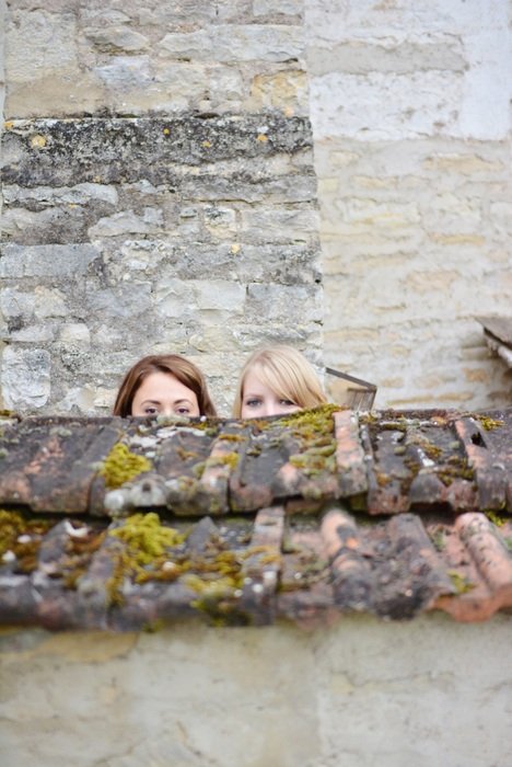 girls girlfriends hid behind the wall