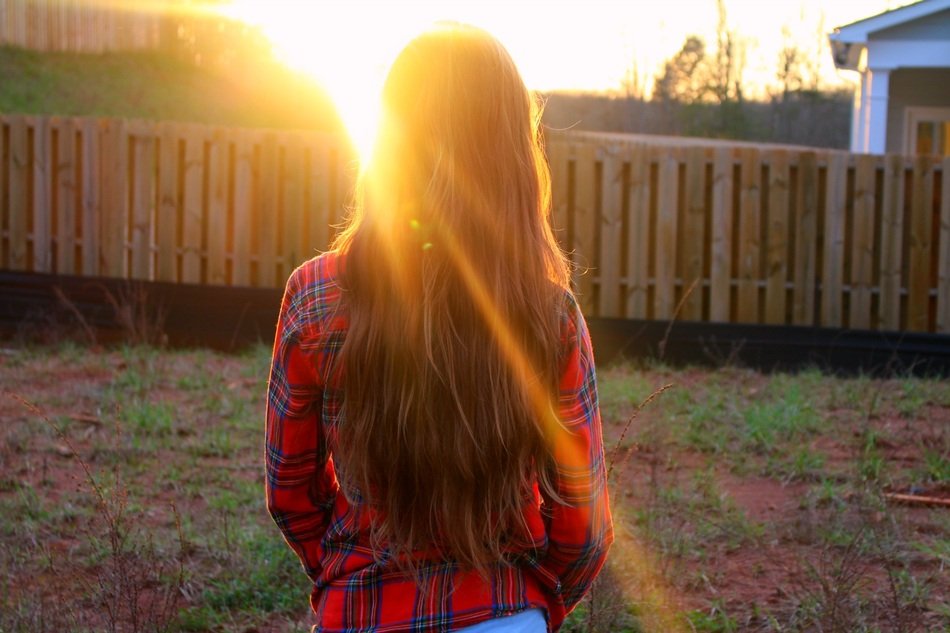 girl from the back against the background of dawn