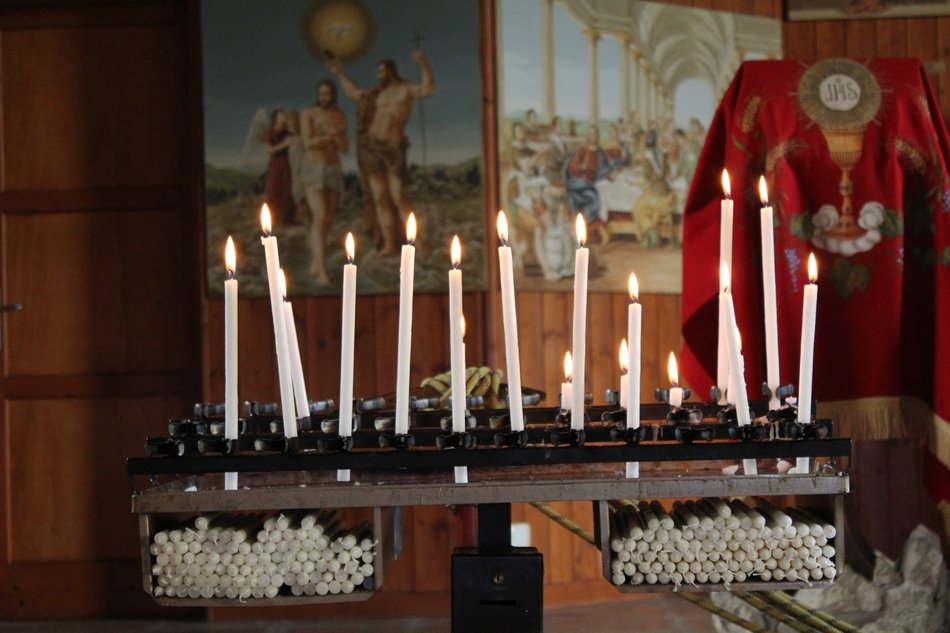candles for prayer in the catholic church
