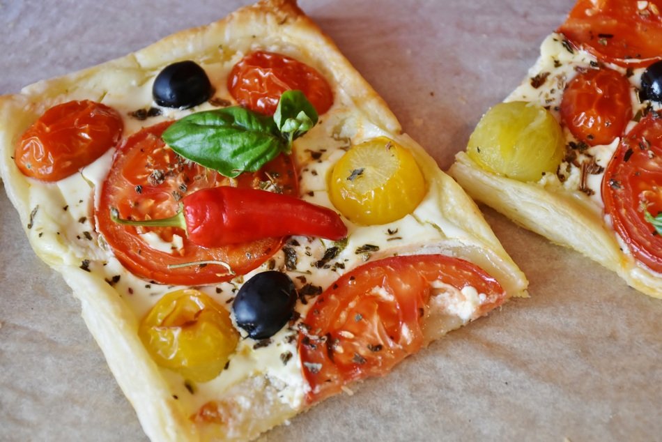 small vegetable pizza with tomatoes