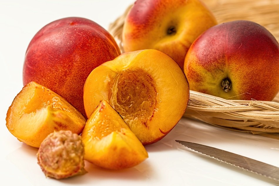 sliced ââripe nectarine