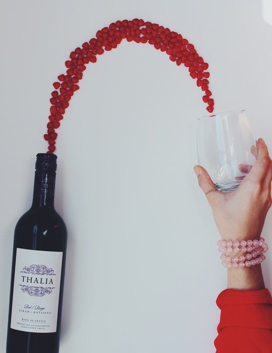 Flowing wine from the bottle to the glass