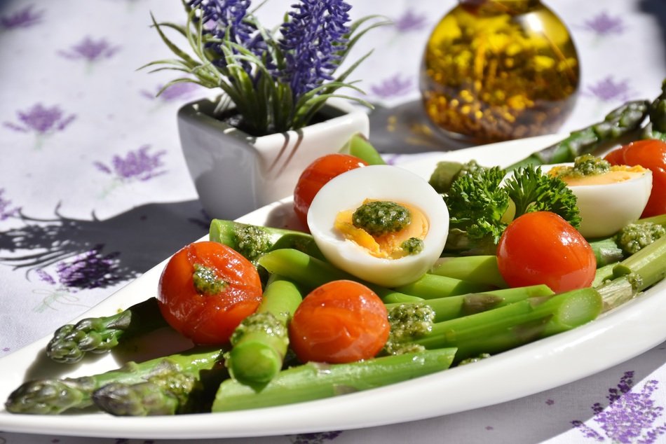 Asparagus with Tomatoes and Pesto