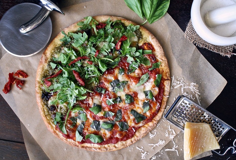Pizza with garlic, herbs and tomatoes