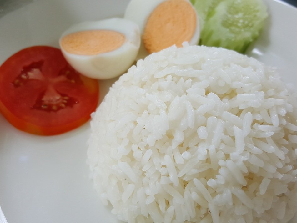 boiled rice with egg and tomato