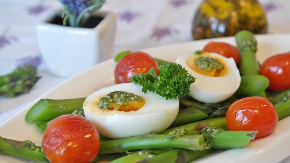 asparagus with eggs and tomatoes
