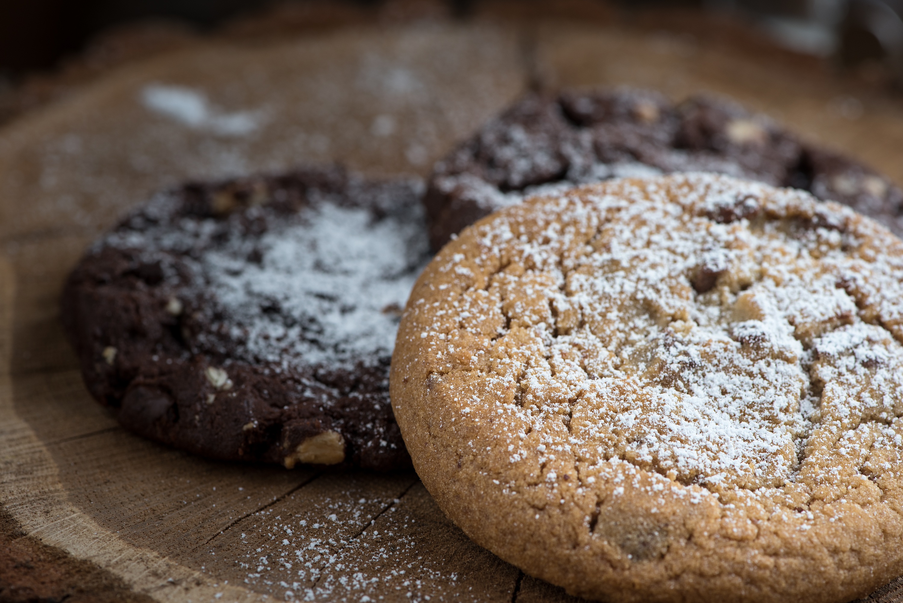 Dark cookie. Шоколадное печенье. Шоколадно-ржаное печенье. Печенье света. Десерты с сахарной пудрой.