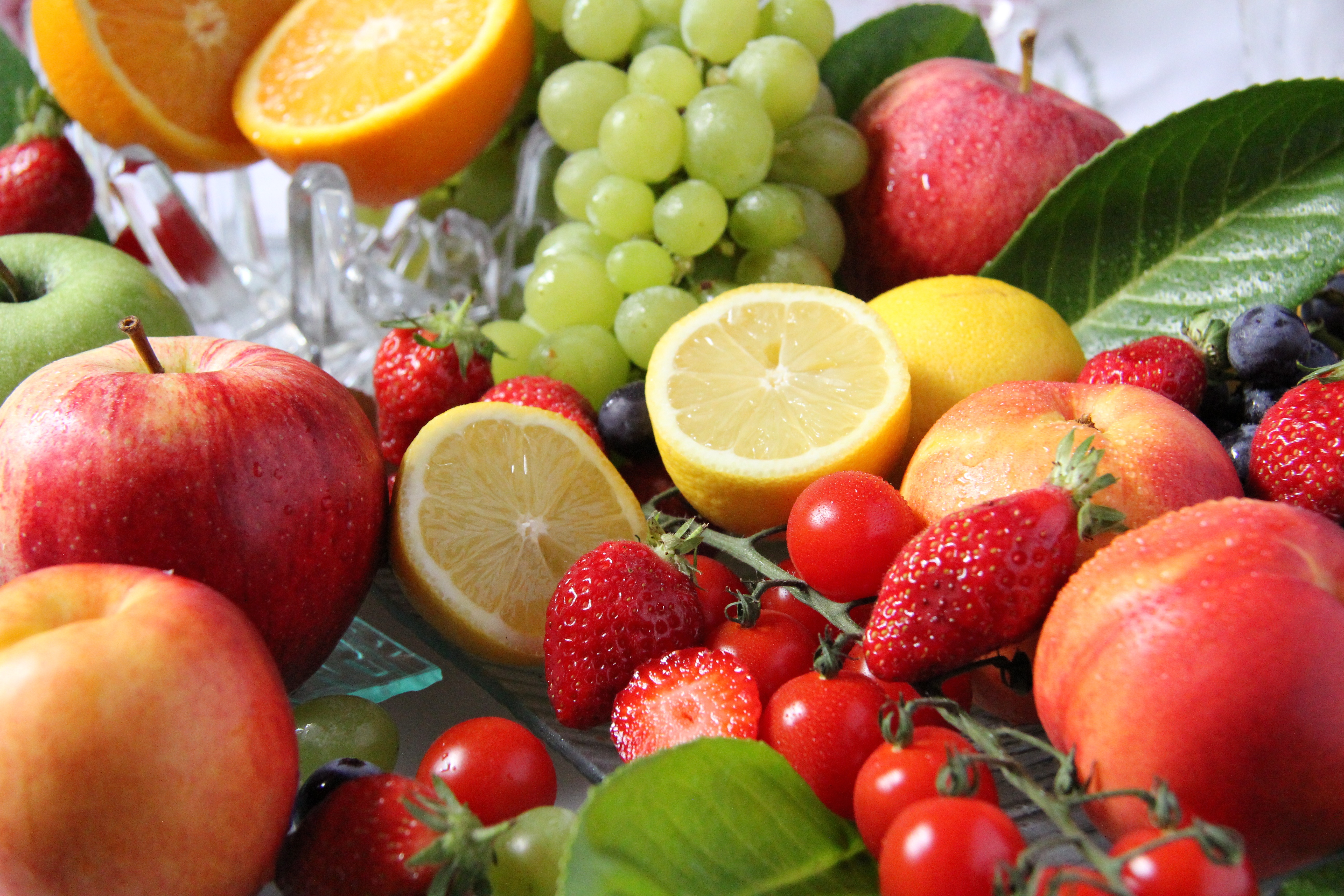 Фрукты утром можно. Летние фрукты. Сочные фрукты. Плод ягода. Сочные овощи и фрукты.