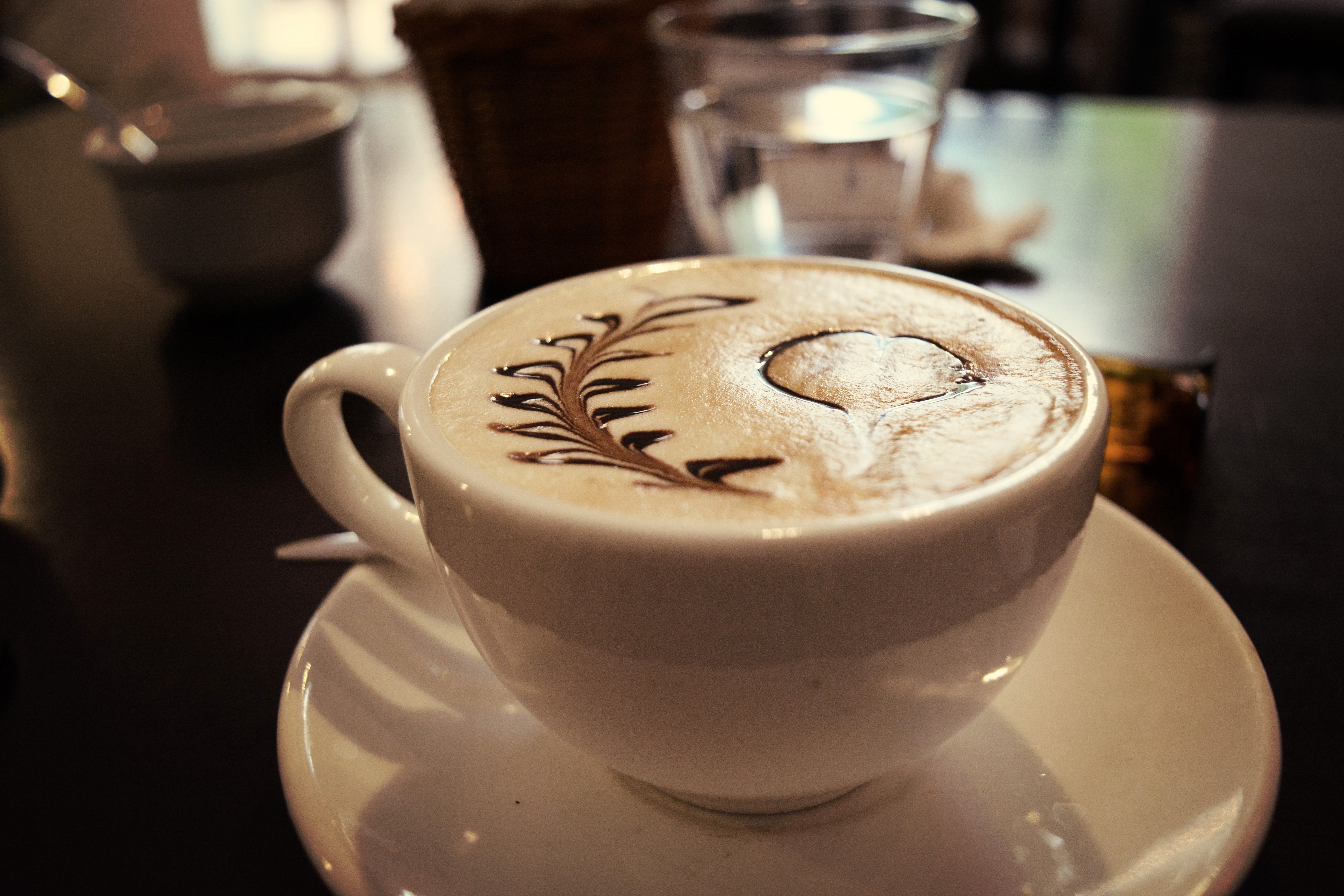 Чашка кофе в кофейне