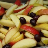 apple slices with grapes