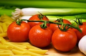 pasta, tomatoes and leeks