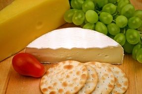 crackers, cheese and grapes