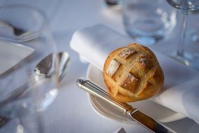 ound white bread on a plate in a restaurant