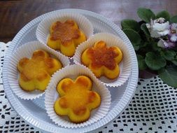 flower form Cakes in bowl