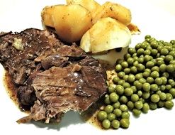 roast beef with potatoes and green peas