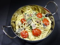 creamy pasta with tomatoes