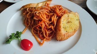 spaghetti with tomato sauce and fried bread