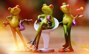 chill time for funny frogs figurine