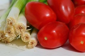 Tomatoes and Spring Onions frisch Vegetables