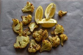 baked cauliflower with lemon slices