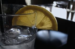 closeup picture of water with ice and lemon